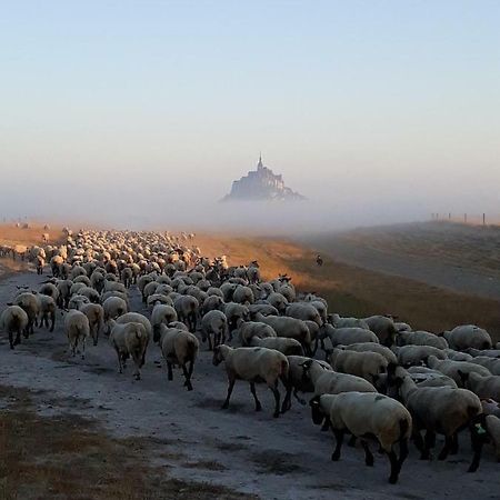 L'Hirondelle Villa Pontorson Dış mekan fotoğraf